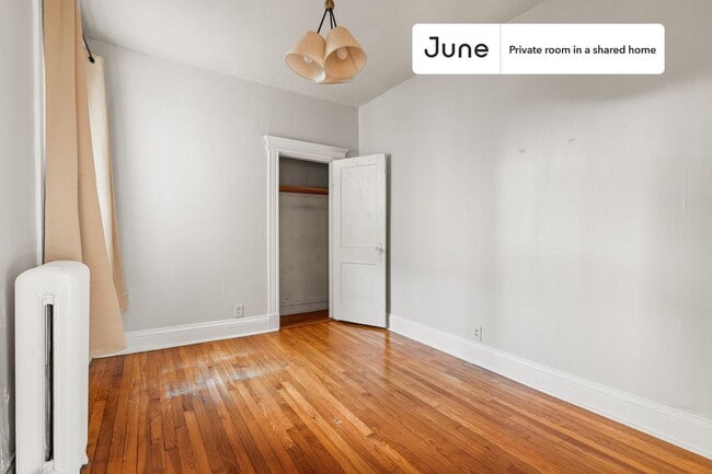 Building Photo - Private bedroom in 3 bed/1 bath Home