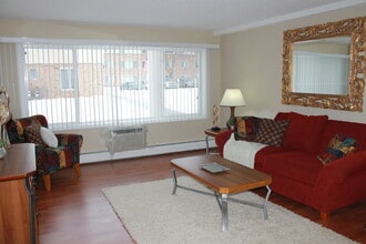 Interior Photo - Willows On France