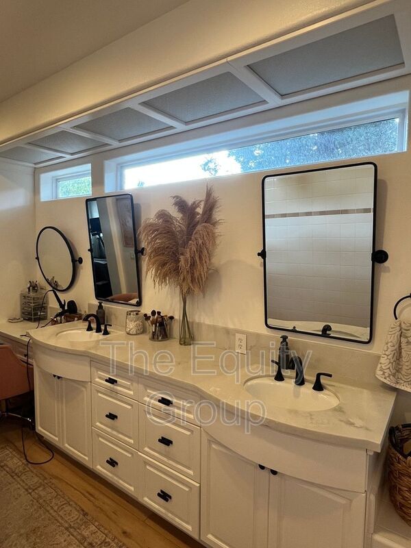 Building Photo - 5125 W Vine Ct