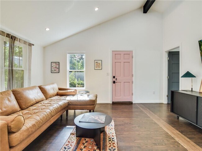 Foto del edificio - 42 Robert T Martinez Jr St