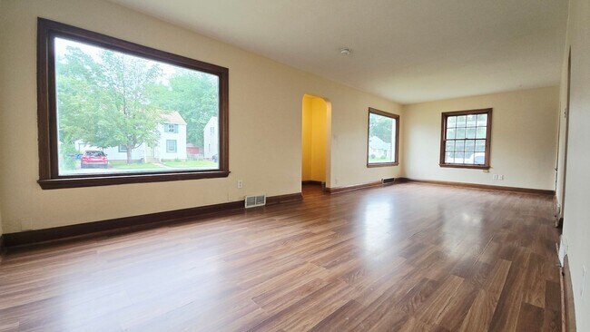 Foto del edificio - 3 Bedroom 1 Bath House with Detached Garage