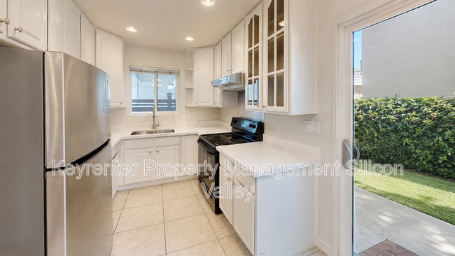 Building Photo - 923 Ravenscourt Ave