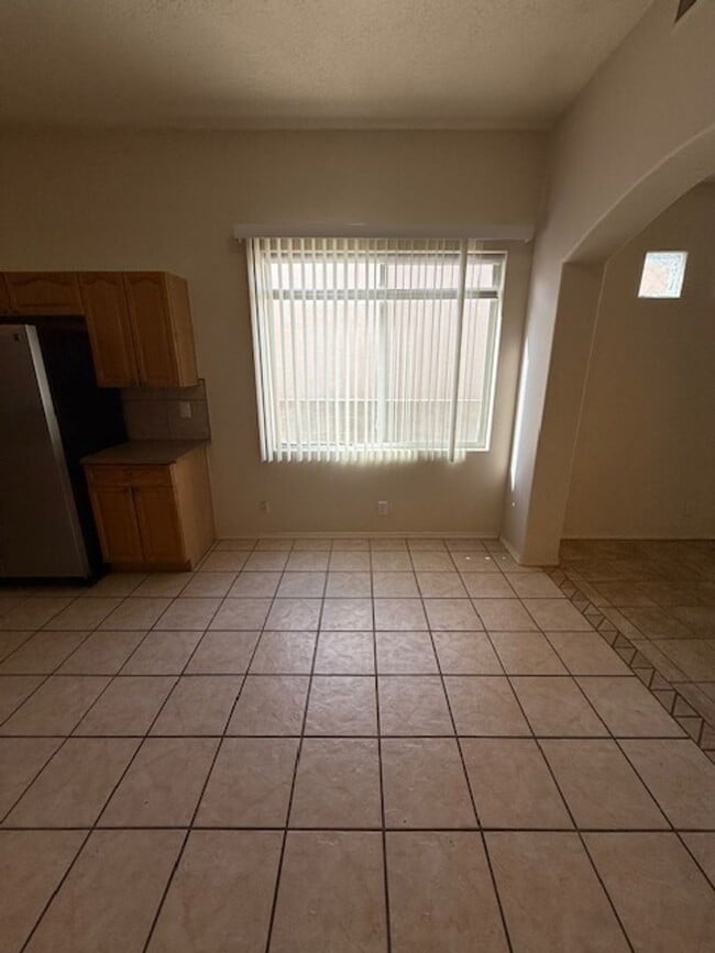 Building Photo - HOLIDAY RENT REDUCTIION ! Spacious 3 Bedroom 2 Bathroom and 2 Car Garage in beautiful NE Heights ...