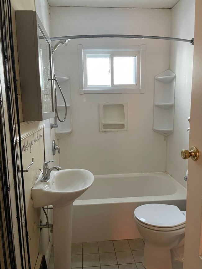 Foto del edificio - 5179 N Riverview Dr