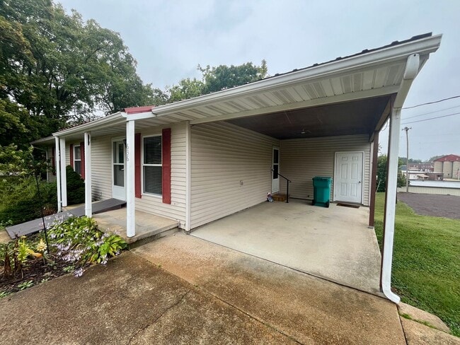 Building Photo - 4 Bed | 2 Bath | House