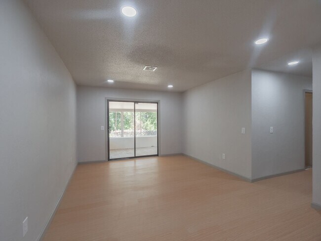 Building Photo - Charming 3 bedroom, 1.5 bath single-family home in a quiet northwest Oklahoma City neighborhood