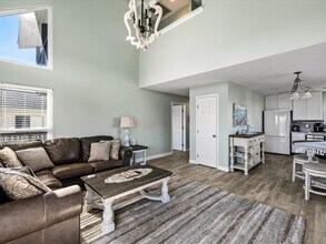 Building Photo - 334 Paradise Dr