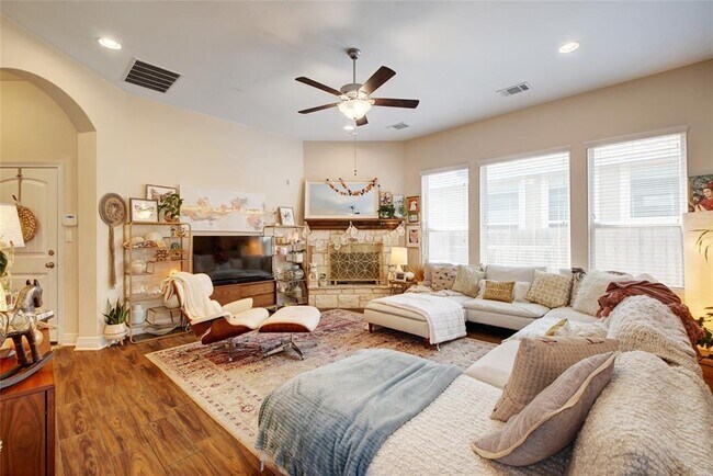 Building Photo - 216 Russet Trl