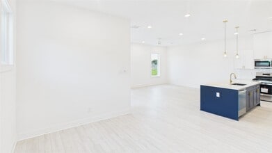 Building Photo - 9606 Valeca Dr