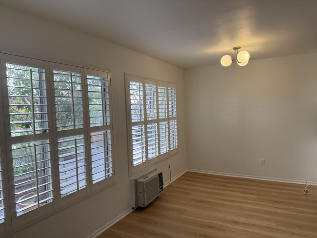 Breakfast nook - 1865 Greenfield Ave
