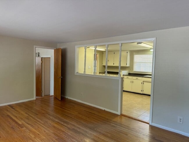 Building Photo - ALL PROSPECTIVE TENANTS MUST SUBMIT A $58 ...