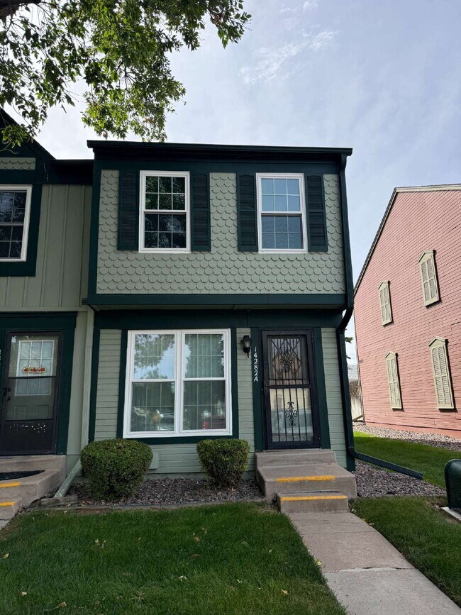 Building Photo - Cozy 2 Bed, 1.5 Bath Townhouse with Fireplace + Community Pool + Reserved Parking Space!