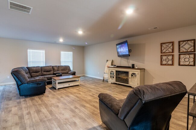 Building Photo - Beautiful Newer Home for Rent in West Point