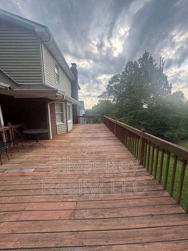Foto del edificio - 1339 English Ln