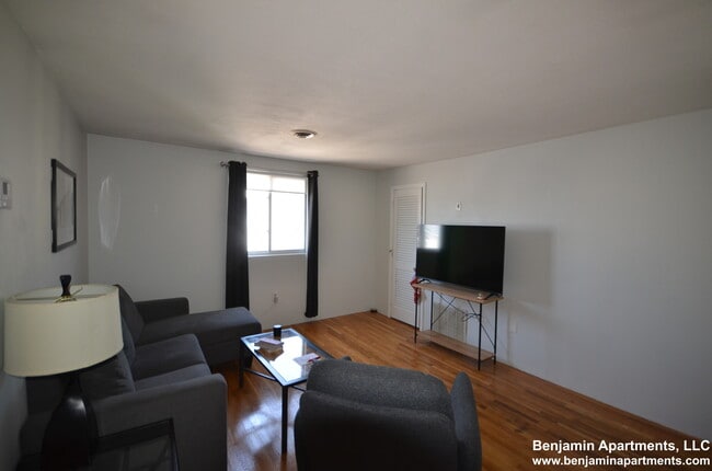 Building Photo - 385 Dorchester St