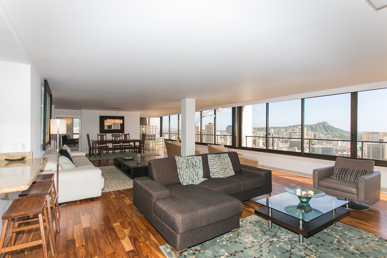 Spacious living area with Diamond Head & Pacific Ocean views - 1910 Ala Moana Blvd