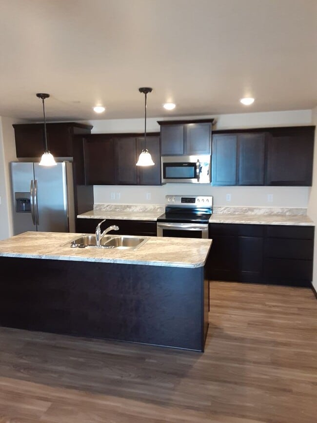 Building Photo - Modern Comfort: Discover Our 1-Bedroom Apartment Gem