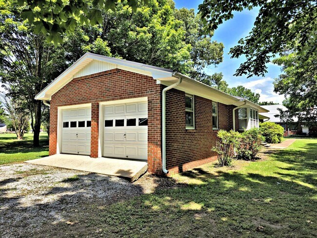 Foto del edificio - House Athens/Limestone County 4BR/2BA with 2 car garage
