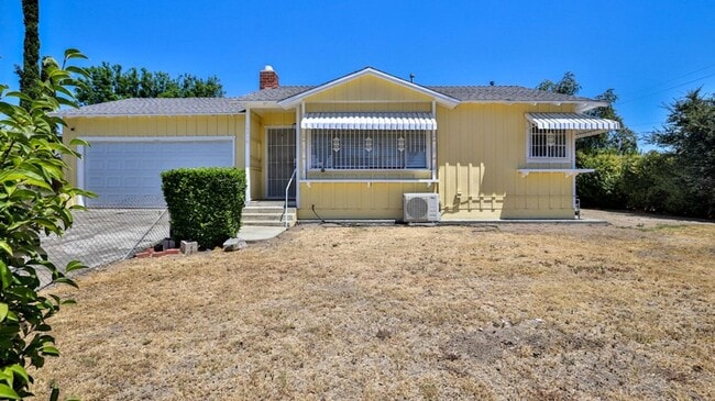 Building Photo - Fully REMODELED 3bed 2bath SFR. Great loca...