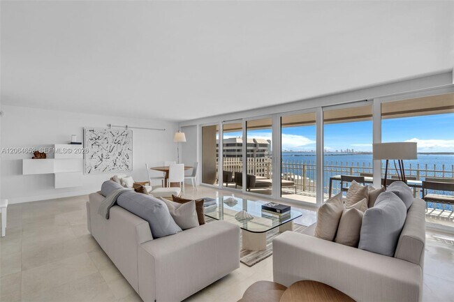 Foto del edificio - 2 Grove Isle Dr