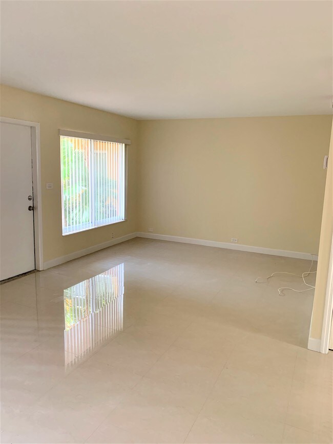 Living Rooom - 915 SE 22nd Ave