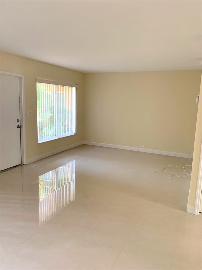 Living Rooom - 915 SE 22nd Ave