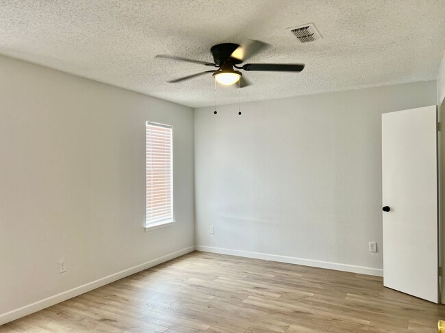 Foto del edificio - 2501 Haynes Ave