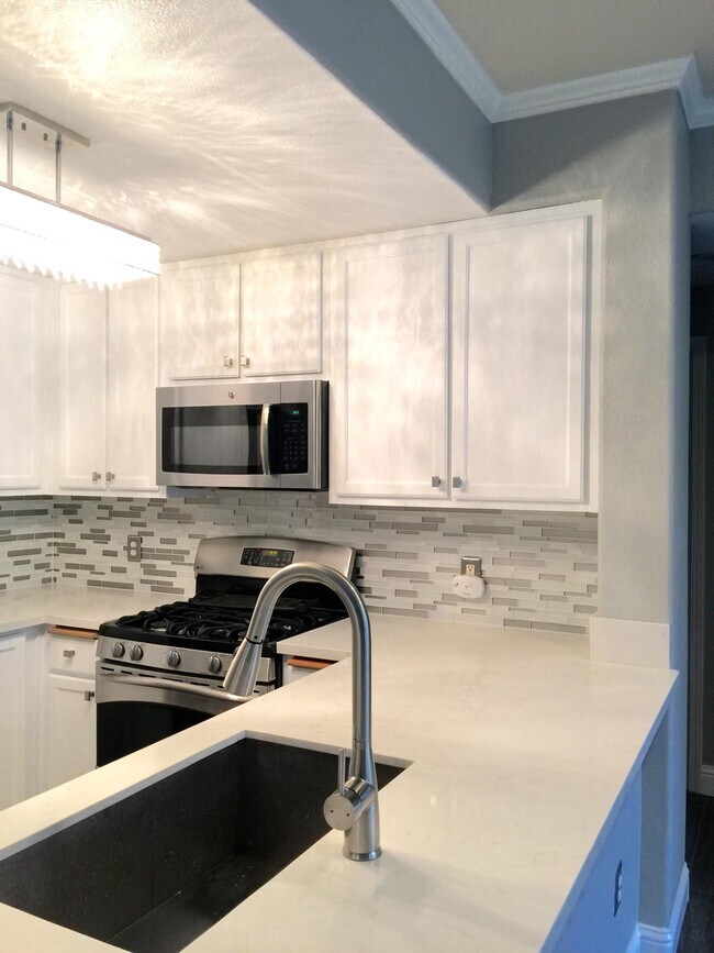 Foto del edificio - 5201 Laguna Oaks Dr