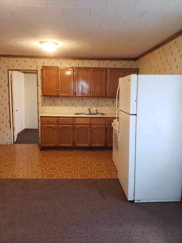 Kitchen w/range & refrigerator furnished - 1200 W Franklin St