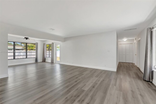 Foto del edificio - 261 NE 28th Rd