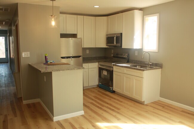 7918 Kitchen - 7918 Lloyd Ave