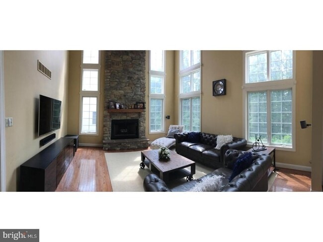 Building Photo - 310 Waynebrook Dr