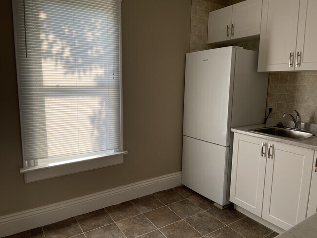 Building Photo - 116 Mitton St N