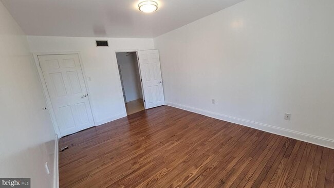 Building Photo - 3556 Woodhaven Rd