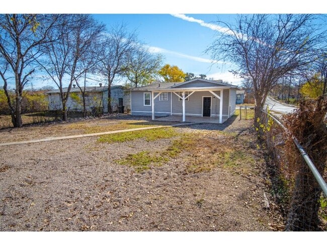 Building Photo - 1003 Poinsettia St