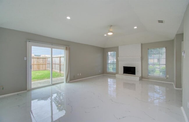 Building Photo - 326 Fair Oak Dr