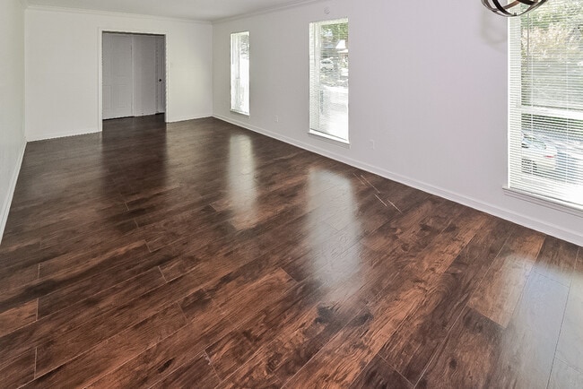 Foto del edificio - 1401 Jennifer Dr