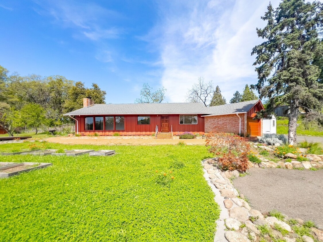 Primary Photo - Charming 2 Bed / 2 Bath Home on 1.05 Acres...