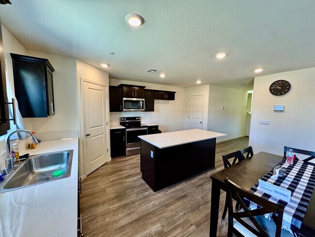Building Photo - 2096 Coulter Ln