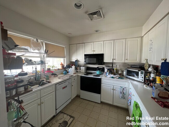 Building Photo - 8-10 Glencoe St. Unit 3