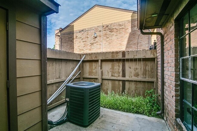 Foto del edificio - 9090 S Braeswood Blvd