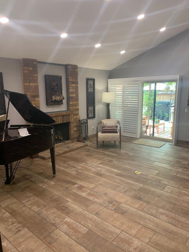 Building Photo - 2 br, 3 bath House - 410 W Riverview Circle
