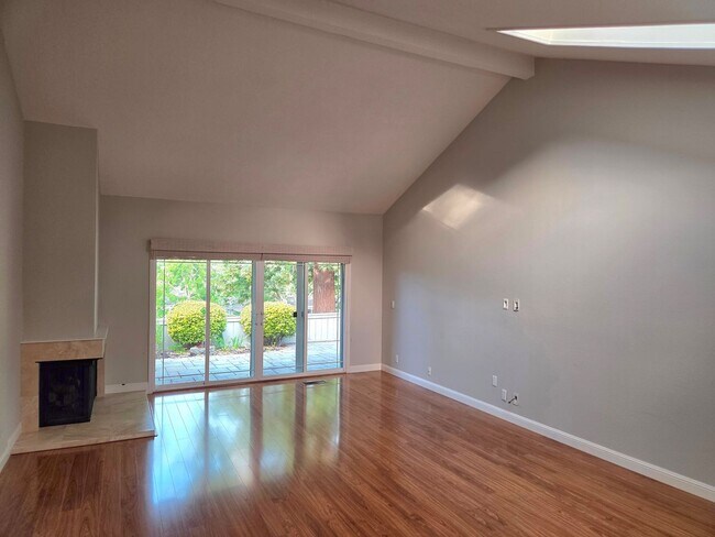 Foto del edificio - Spacious 3 bedroom 2 bath townhome for rent in Crow Canyon Country Club