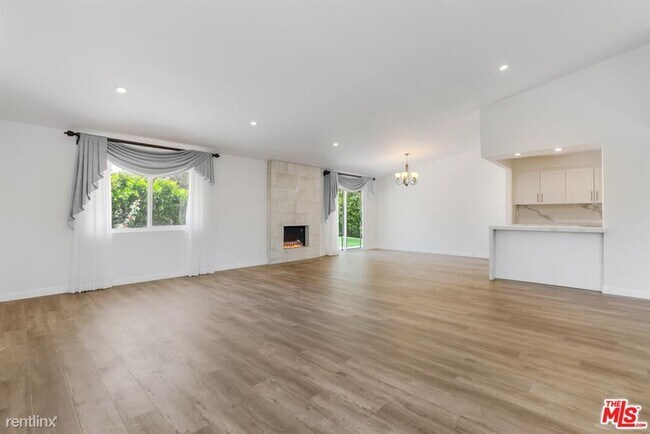 Foto del edificio - 3 br, 2 bath House - 4845 Lemona Ave