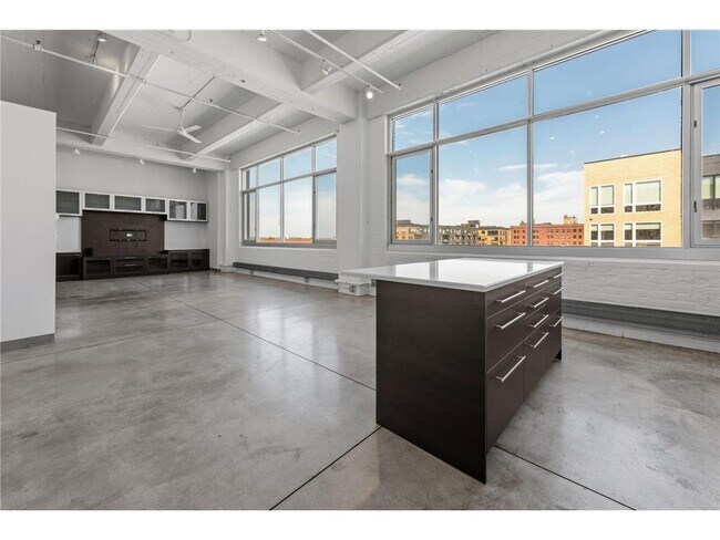 Building Photo - 700 N Washington Ave