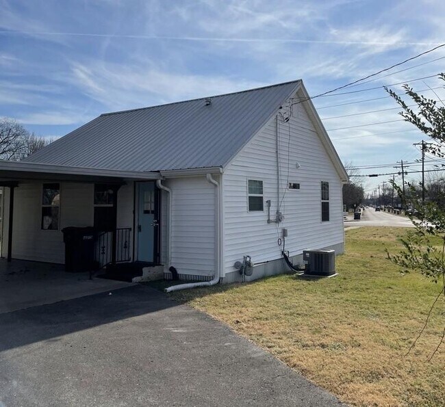 Building Photo - 313 Coles Ferry Pike