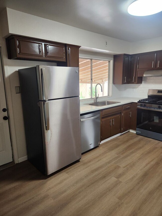 Foto del edificio - 1433 E Sequoia Ave