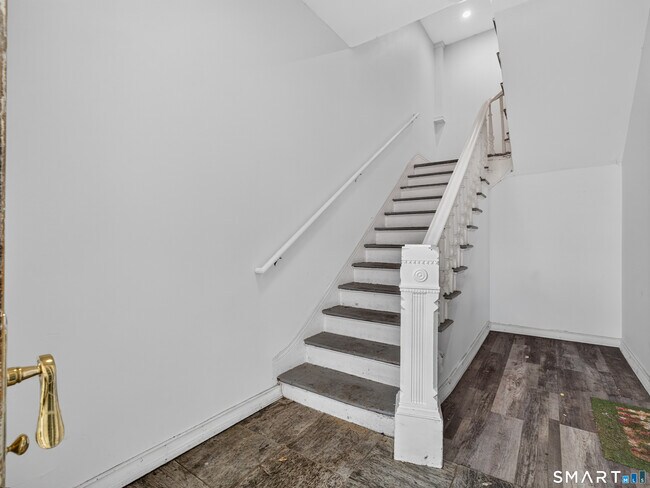 Foto del edificio - 111 Laurel Hill Ave