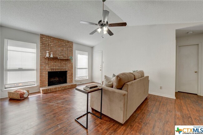 Foto del edificio - 2212 Hilltop Loop