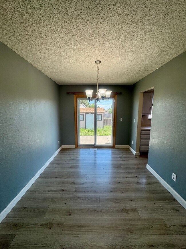 Building Photo - 4 Bedroom Home in Fountain Valley Ranch